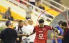 عموتة يعتدي على لاعب الأهلي المصري - فيديو