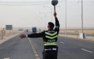 ضبط سائق يدخن الأرجيلة أثناء القيادة على طريق المطار