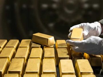 الذهب يسقط من قمته... و صيادو الصفقات يتدافعون الذهب يسقط من قمته... و صيادو الصفقات يتدافعون