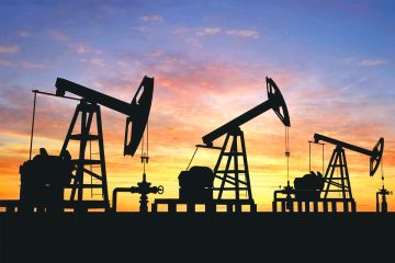 أسعار النفط تنخفض مع مخاوف فائض المعروض