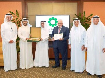 الملا تكرم موظفين متميزين من موظفيها الأوفياء المخضرمين  الملا تكرم موظفين متميزين من موظفيها الأوفياء المخضرمين