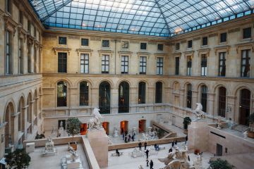 سرقة مجوهرات خلال سطو في متحف اللوفر بباريس سرقة مجوهرات خلال سطو في متحف اللوفر بباريس