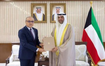 أمير الكويت يتسلم رسالة خطية من رئيس تونس أمير الكويت يتسلم رسالة خطية من رئيس تونس