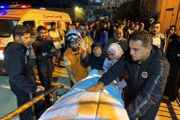 63 شهيدا بينهم 24 طفلا في قصف للاحتلال على منازل وخيام بغزة