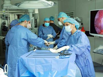فريق طبي كويتي ينجح في إجراء عملية شديدة الندرة