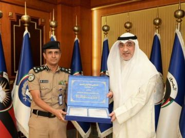 النائب الأول يتسلم النسخة الرابعة من قانون المرور ولائحته التنفيذية لعام 2025 النائب الأول يتسلم النسخة الرابعة من قانون المرور ولائحته التنفيذية لعام 2025