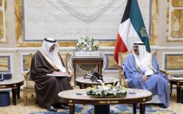 أمير الكويت يتسلم رسالة خطية من ولي العهد السعودي أمير الكويت يتسلم رسالة خطية من ولي العهد السعودي