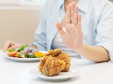 10 طرق لكبح الرغبة الشديدة.. في تناول الطعام 10 طرق لكبح الرغبة الشديدة.. في تناول الطعام
