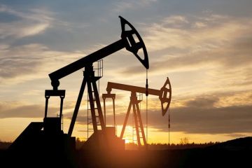 النفط يتراجع مع تقييم احتمالات الفائدة و السلام في أوكرانيا