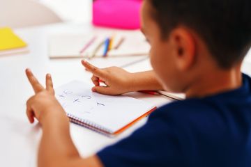 دراسة: العد بالأصابع يمهد للتفوق في الرياضيات