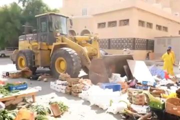 ضبط 20 مخالفا وبائعا متجولا ومطلوبا أمنيا بالأحمدي ضبط 20 مخالفا وبائعا متجولا ومطلوبا أمنيا بالأحمدي