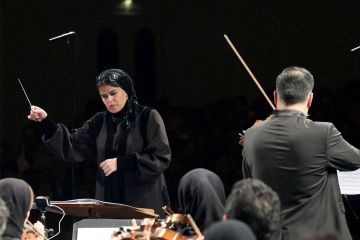 إيرانية تقود أوركسترا في قلب طهران إيرانية تقود أوركسترا في قلب طهران