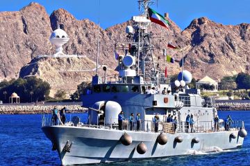 زورق القوة البحرية استقلال يرسو في ميناء السلطان قابوس زورق القوة البحرية استقلال يرسو في ميناء السلطان قابوس