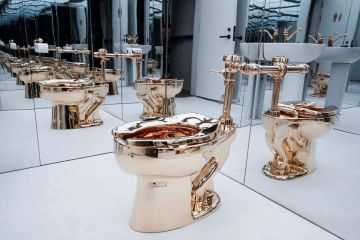 بيع مرحاض ذهبي بـ12.1 مليون دولار في نيويورك