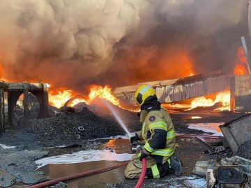 الإطفاء : السيطرة على حريق في مصنع بأمغرة.. ولا إصابات الإطفاء : السيطرة على حريق في مصنع بأمغرة.. ولا إصابات