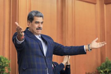 مادورو يعلن خطة للدفاع عن كاراكاس وينفي التنحي 