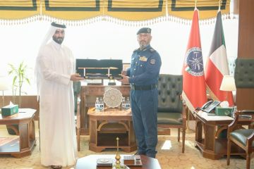 رئيس الإطفاء والملحق العسكري القطري بحثا التعاون