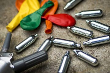 ألمانيا تحظر بيع غاز الضحك للقاصرين: يتلف الجهاز العصبي ألمانيا تحظر بيع غاز الضحك للقاصرين: يتلف الجهاز العصبي