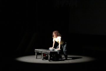  قمر أحمر و في سوق المنامة ترويان حكايات الإنسان والذاكرة بمهرجان المونودراما