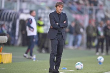 نابولي ينفي شائعات رحيل مدربه كونتي