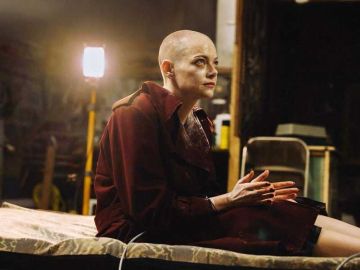 Bugonia.. كوميديا سوداء تسخر من نظريات المؤامرة