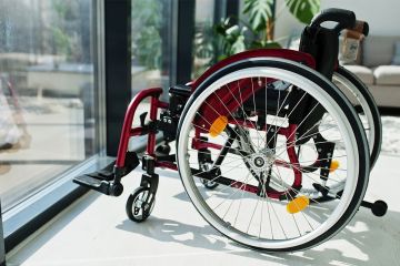 وزيرة الشؤون تتابع آلية تسليم الكراسي المتحركة بمركز دور الرعاية الاجتماعية