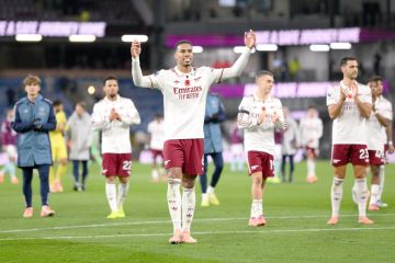 أرسنال لتعزيز صدارته... والأنظار نحو قمة توتنهام ومان يونايتد