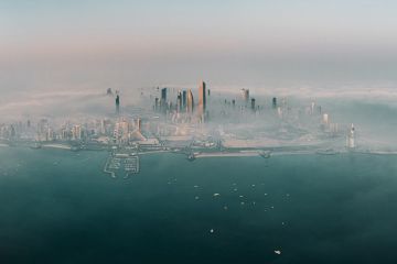 سماء الكويت.. لوحة جمالية فريدة بعد تشكل السحب والضباب