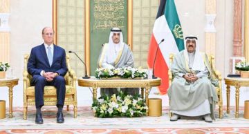 أمير الكويت يستقبل رئيس مجلس إدارة بلاك روك لبحث فرص الاستثمار أمير الكويت يستقبل رئيس مجلس إدارة بلاك روك لبحث فرص الاستثمار