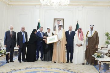 سمو ولي العهد يستقبل رئيس وأعضاء مجلس أمناء مركز أكسفورد للدراسات الإسلامية