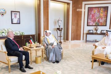 وزير الديوان الأميري ورئيس ديوان ولي العهد يستقبلان عددا من السفراء وزير الديوان الأميري ورئيس ديوان ولي العهد يستقبلان عددا من السفراء