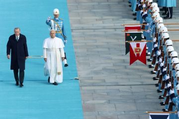 بابا الفاتيكان يدعو من أنقرة إلى عدم الاستسلام للصراعات العالمية الراهنة