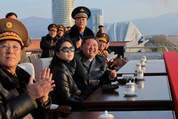 بحضور ابنته.. زعيم كوريا الشمالية يعد قواته الجوية بالحصول على أصول استراتيجية جديدة