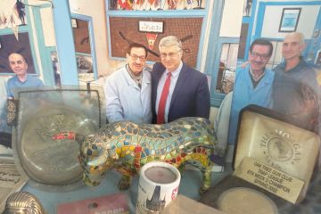 حلاق تسعيني يستقبل زبائنه بالقرب من الجامعة الأميركية في بيروت حلاق تسعيني يستقبل زبائنه بالقرب من الجامعة الأميركية في بيروت