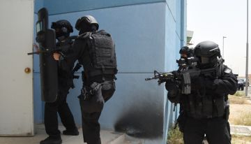 الكويت.. قوات الأمن تضبط شخصا بـحالة غير طبيعية أتلف 7 مركبات (صورة فيديو) الكويت.. قوات الأمن تضبط شخصا بـحالة غير طبيعية أتلف 7 مركبات (صورة فيديو)