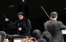 إيرانية تقود أوركسترا في قلب طهران