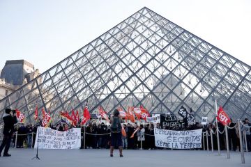 أبواب اللوفر ... مغلقة! أبواب اللوفر ... مغلقة!