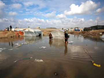 الأمطار تغرق خيام النازحين في غزة