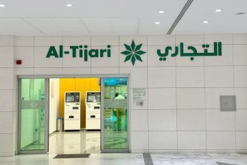  التجاري يوزع كسوة الشتاء على عمال التنظيف والبناء