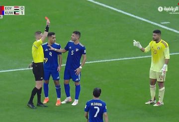 شاهد.. أول حالة طرد في كأس العرب 2025 خلال مباراة مصر والكويت