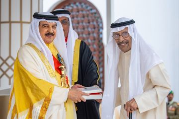 العاهل البحريني يمنح وسام البحرين للشاعر الكويتي بدر بورسلي العاهل البحريني يمنح وسام البحرين للشاعر الكويتي بدر بورسلي