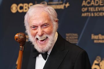 الممثل الأميركي ديك فان دايك يكمل عامه الـ100 ويأمل في حياة أطول الممثل الأميركي ديك فان دايك يكمل عامه الـ100 ويأمل في حياة أطول