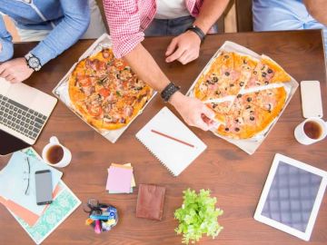 التحدث أثناء الأكل يعزز خطر ارتفاع الكوليسترول التحدث أثناء الأكل يعزز خطر ارتفاع الكوليسترول