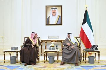 سمو ولي العهد يستقبل وزير الدولة السعودي الأمير تركي بن محمد