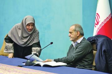 التيار الأصولي يدفع الرئيس الإيراني لمقصلة الاستجواب