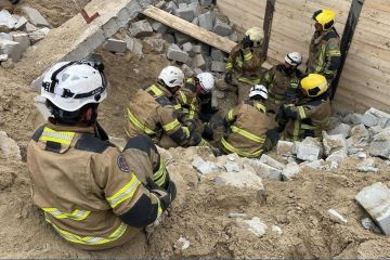 وفاة شخصين في حادث سقوط جدار داخل مبنى قيد الإنشاء في الري وفاة شخصين في حادث سقوط جدار داخل مبنى قيد الإنشاء في الري