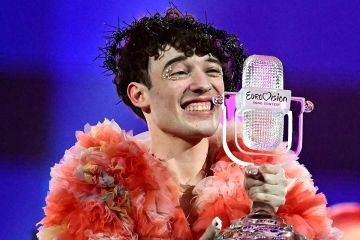 نيمو الفائز بجائزة يوروفيجن يعيد الكأس احتجاجا على مشاركة الاحتلال نيمو الفائز بجائزة يوروفيجن يعيد الكأس احتجاجا على مشاركة الاحتلال