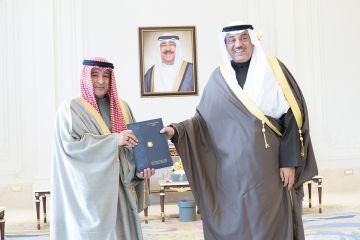 سمو ولي العهد يتسلم تقريرا حول رئاسة الكويت للدورة الـ45 لمجلس التعاون