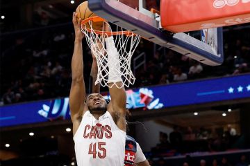 ميتشل يسجل 48 نقطة ويقود عودة كافالييرز