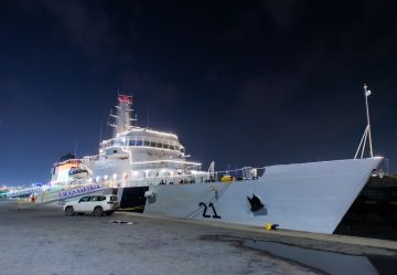 السفينة الهندية سارثاك تحط رحالها بميناء الشويخ في زيارة ودية السفينة الهندية سارثاك تحط رحالها بميناء الشويخ في زيارة ودية